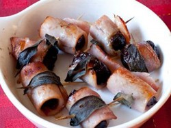 Thịt xông khói bọc mận nướng - Suất ăn Công Nghiệp Kiều An - Công Ty Trách Nhiệm Hữu Hạn Kiều An